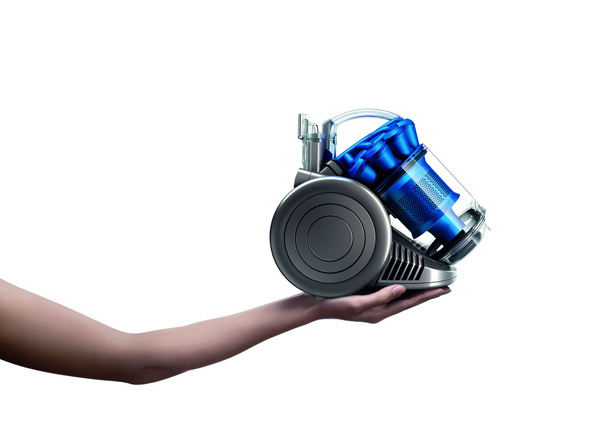 Equipé d'un filtre HEPA, le DC26 convient particulièrement aux personnes souffrant d'allergie à la poussière et aux moisissures. Pas besoin de sac avec le DC26, la poussière est stockée dans un collecteur transparent. Une fois celui-ci remplit, il suffit d’appuyer sur un bouton pour le vider.