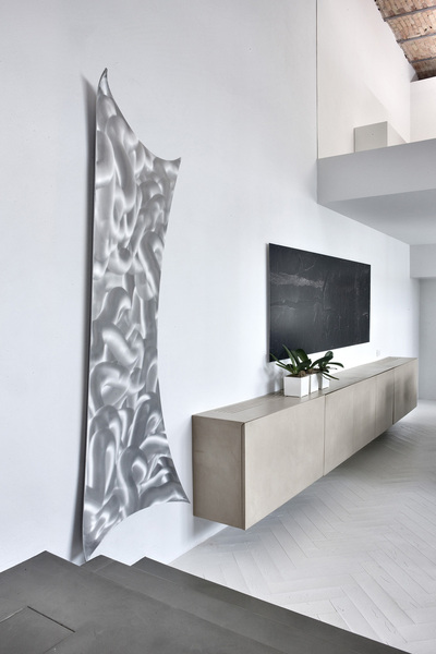 Courbé, le radiateur Leaves de Ridea rappelle la forme d’une feuille. Cette allure lui confère une légèreté difficile à atteindre pour un radiateur de cette taille.