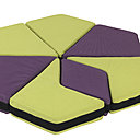 Un tapis de sol tangram pour reproduire des formes géomatriques. Ses 7 pièces en mousse se fixent entre elles avec des bandes anto-agrippantes. Revêtement 100% polyester. 81 x 70 x H 8 cm. 59,90 €. Oxybul Eveil et Jeux. www.eveiletjeux.com