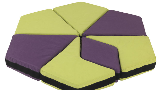 Un tapis de sol tangram pour reproduire des formes géomatriques. Ses 7 pièces en mousse se fixent entre elles avec des bandes anto-agrippantes. Revêtement 100% polyester. 81 x 70 x H 8 cm. 59,90 €. Oxybul Eveil et Jeux. www.eveiletjeux.com