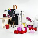 En plastique polypropylène, les briques de rangement Lego accueillent les jouets et s’empilent pour jouer. Disponibles en onze coloris et quatre dimensions. A partir de 19 €. www. bambinsdeco.com.