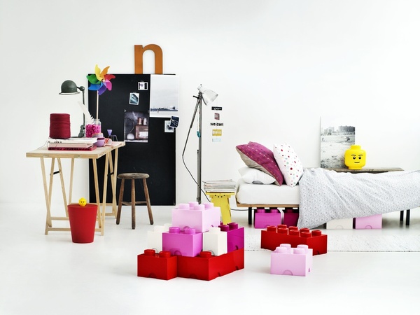 En plastique polypropylène, les briques de rangement Lego accueillent les jouets et s’empilent pour jouer. Disponibles en onze coloris et quatre dimensions. A partir de 19 €. www. bambinsdeco.com.