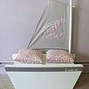 Pour ranger, ou jouer au navigateur. Coffre livré avec 2 coussins en textile fleuri type Liberty. Mat et voile amovibles. L 80 x 35 x 30 cm ou 100 cm avec le mat. 315 €. Banc coffre Côté Guinguette. www.gingerlily.fr