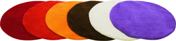 Multicolores, des tapis ronds comme des pois à associer pour décorer une chambre d’enfant. 80% laine 20% coton. Diamètre 70 cm. 9,90 € pièce. Samba. Conforama.