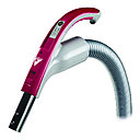 Situé à l’avant de l’appareil, l’écran LCD indique le moment propice pour remplacer le sac ou nettoyer le filtre de carbone et pour faire vérifier l’aspirateur. Situé aussi sur la poignée du flexible, il permet de sélectionner la puissance d’aspiration.