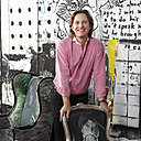 Alfred Bernardin appuyé sur un cabriolet Louis XV relooké par Renoma