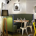 Coins cosy pour déjeuner tranquillement dans un canapé enveloppant ou sur une chaise Tolix, siglée Renoma !