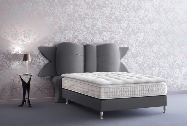 Un nœud enjôleur et moelleux invitant au sommeil des plus doux. Une élégance chic, un confort sans pareille grâce au matelas « Belle de rose » et au surmatelas « Souffle de rose ». 7990 € (pour un matelas en 160X200 cm).