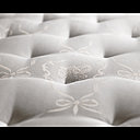 Un matelas « Belle de rose » très couture.  Des guirlandes de roses raffinées pour un sommeil des plus doux avec un soutien ferme et un accueil ultra moelleux. Les matelas possèdent deux faces : hiver et été. Les finitions sont cousues main.