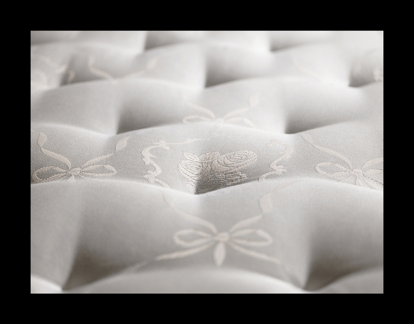 Un matelas « Belle de rose » très couture.  Des guirlandes de roses raffinées pour un sommeil des plus doux avec un soutien ferme et un accueil ultra moelleux. Les matelas possèdent deux faces : hiver et été. Les finitions sont cousues main.