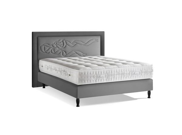 Toute la poésie d’un ruban nous accompagnant dans les sphères du sommeil. Grâce et douce simplicité. 999 € (pour un matelas en 160X200 cm).