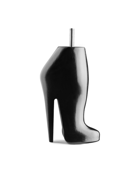 Une bottine impertinente pour une tenue irréprochable. 230 € (le jeu de 2).