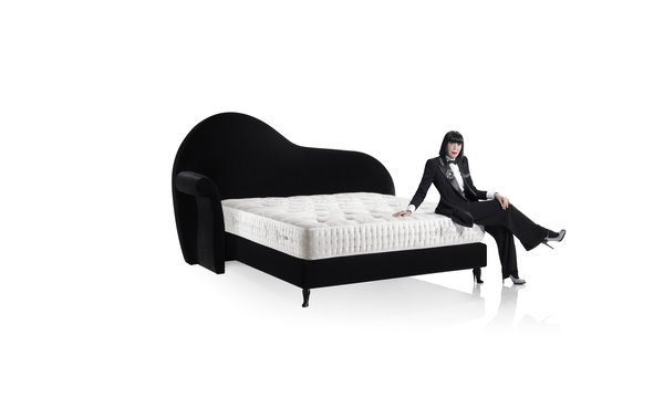 La méridienne : des courbes généreuses, un espace de dialogue et de lecture avec son haut dosseret et son accoudoir comme d’abandon alangui au repos. 5990 € (pour un matelas en 160X200 cm).