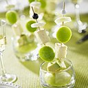 Les brochettes fraîcheur avec le croquant et si fondant Ortolan : un délice d’apéritif estival ! Convient aux végétariens.