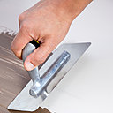 L’effet : déposer une noisette d’Effet Ecorce sur un platoir et l’appliquer dans le sens des veines. Travailler de bas en haut et bien lisser le produit pour combler les reliefs.