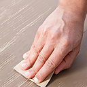 Le ponçage : poncer l’excédent au papier de verre grain pour faire apparaître la teinte du dessous.