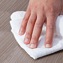 Le lustrage : lustrer avec un chiffon de laine pour sublimer la matière.