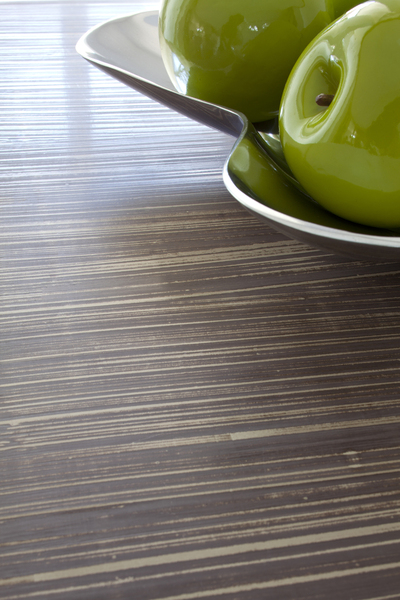 A travers une palette de nuances riches et subtiles, Ecorce permet de reproduire en 3D le veinage vertical ou horizontal. La marque Libéron propose une nouvelle réinterprétation du bois.