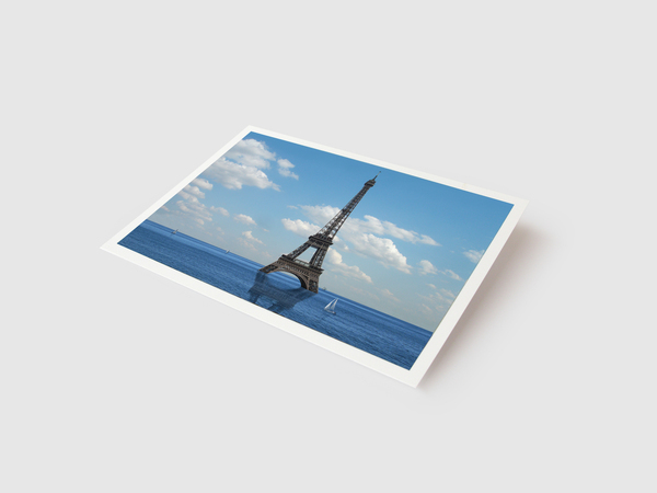 Originale, une Tour Eiffel les pieds dans l’eau. Carte postale de 10,5 x 15 cm. 1,75 €. Eiffel à la mer. Atypik. www.atypik.com