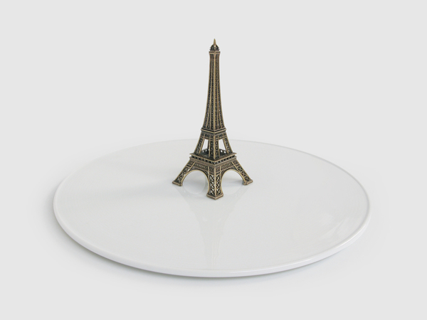 Deux symboles de la France réunis. Un plateau de fromage en porcelaine orné d’une poignée Tour Eiffel. Diamètre 30 cm. 48 €. Plateau de fromage Cheese. Atypik. www.atypik.com