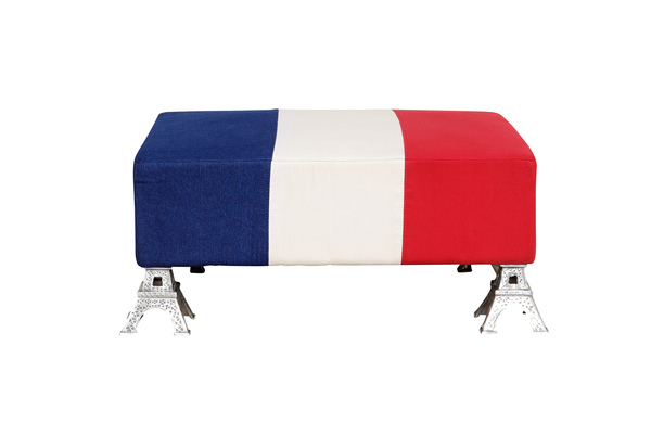 Un revêtement façon drapeau et 4 pieds Tour Eiffel. 42 x 97 x 68 cm. Footstool Paris. 702 €. Chehoma. www.chehoma.com