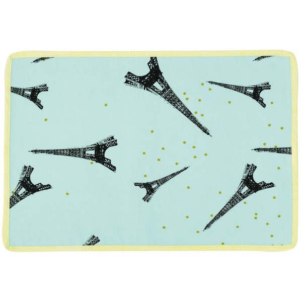 Paris s’invite à votre table grâce à ce set de table en coton enduit. 50 x 35 cm. 16 €. Eiffel. La Cerise sur le Gâteau. www.lacerisesurlegateau.fr