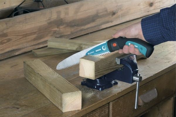 Livrée avec trois lames trempées de 420 millimètres et spécialement conçue pour le bois, la scie universelle Gardena peut couper le bois, le métal et le plastique grâce à une poignée confortable, un revêtement anti-dérapant et une prise en main optimale. 38,50 euros TTC.