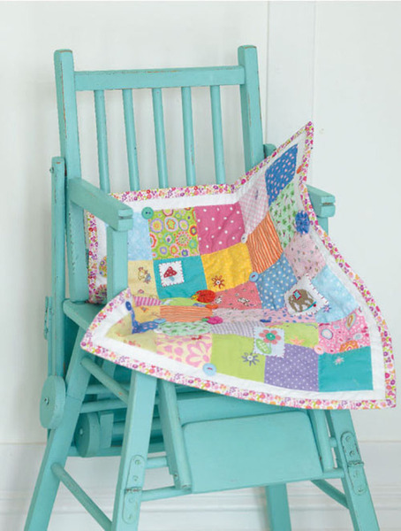 Couverture quiltée avec applications , broderies et yoyos