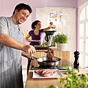 Compact et multifonctions, le Thermomix mixe et cuit en même temps. Compact et multifonctions, le Thermomix mixe et cuit en même temps.