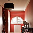Des couleurs chaudes pour une entrée pleine de caractère. Suspension, Leroy Merlin, épis, WR Woestijnroos, peinture rouge, La Seigneurie, console chinée.