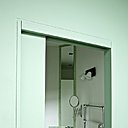 La salle de bains joue aussi la carte des verts ; radiateur et applique, Leroy Merlin, lavabo, mosaïque, Thuon.