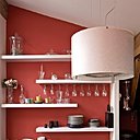 Une vaisselle toute simple a trouvé sa place sur des étagères asymétriques. Etagères, Alinea, cuisine et suspension, Ikéa.