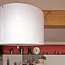 Grâce au patio, la cuisine colorée et contemporaine profite d’une clarté permanente. Cuisine et suspension, Ikéa, carrelage écossais noir et blanc, Leroy Merlin, coupelles, WR Woestinjroos, stickers bouteille, Castorama.