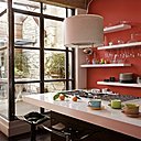 Au cœur de l’appartement le patio s’ouvre sur les pièces à vivre. Charpente, bardage bois, Mr Taris, menuiserie métallique, Soudure Express,  tabourets, Alinea, suspension, Ikéa.