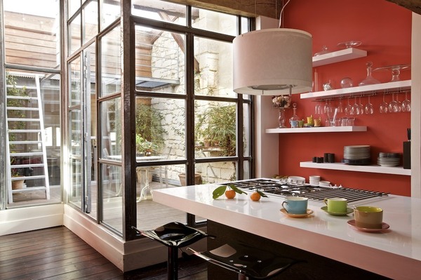Au cœur de l’appartement le patio s’ouvre sur les pièces à vivre. Charpente, bardage bois, Mr Taris, menuiserie métallique, Soudure Express,  tabourets, Alinea, suspension, Ikéa.