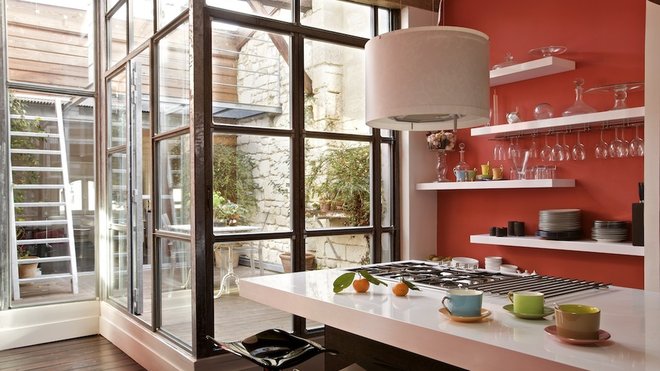 Au cœur de l’appartement le patio s’ouvre sur les pièces à vivre. Charpente, bardage bois, Mr Taris, menuiserie métallique, Soudure Express,  tabourets, Alinea, suspension, Ikéa.