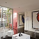 Le salon s’articule autour de la verrière profitant d’une vue générale ; table basse, lampadaire, tapis, Alinéa, pouf, Maisons du Monde, vases, ikéa, tableaux « Palombe », Serge Simon.