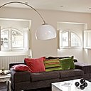 Vue sur les toits, un petit salon plein de charme, canapé, lampadaire, table basse, Alinéa, coussins, Caravane, pouf, Maisons du Monde.