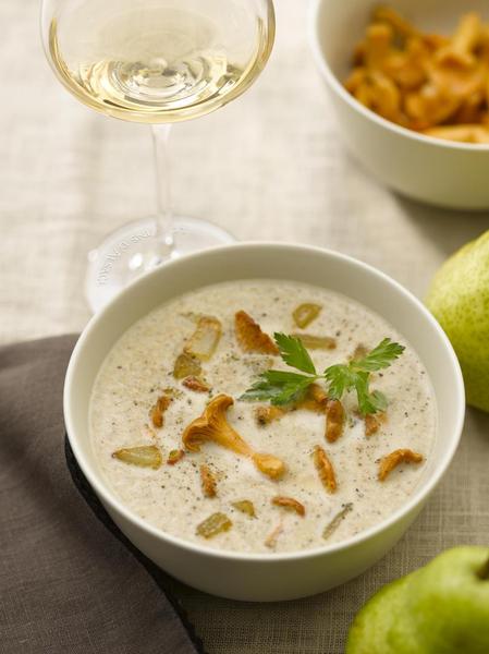 Un délice de velouté aux girolles à la poire relevé d’un sensuel et chaleureux Pinot Gris d’Alsace. Des champignons parfumés, un charmant goût sucré associés à la rondeur d’un cépage de caractère. Elégance, saveurs et onctuosité sont de mise.