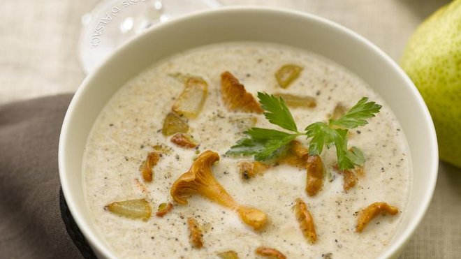 Un délice de velouté aux girolles à la poire relevé d’un sensuel et chaleureux Pinot Gris d’Alsace. Des champignons parfumés, un charmant goût sucré associés à la rondeur d’un cépage de caractère. Elégance, saveurs et onctuosité sont de mise.