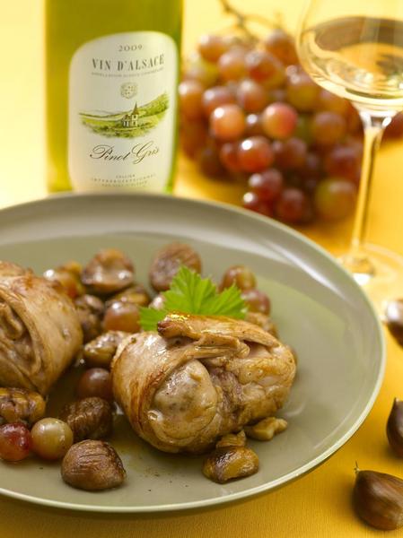 Une alliance chaleureuse et épanouie de délicieux râbles de lapin accompagnés de délectables châtaignes et d’une suave grappe de raisin, tendres fruits automnaux, riches en saveurs. Le rond et le moelleux d’un grand vin blanc, le Pinot Gris d’Alsace viendra parfaire l’excellence de ce plat.
