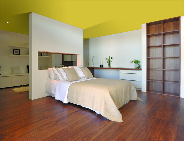 Un plafond couleur soleil pour réchauffer l’atmosphère d’une chambre.Plafond tendu Newmat.