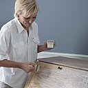 Vous devez, après avoir poncé et dépoussiéré parfaitement votre meuble, l’enduire de sous-couche en acrylique blanche, afin qu’il puisse recevoir sa nouvelle teinte.