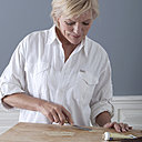 Appliquez une couche d’enduit à laquer avec un couteau à enduire et laissez bien sécher avant de recommencer l’opération de ponçage et de dépoussiérage.