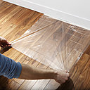 Veillez à la protection préalable de vos sols, grâce à un support protecteur, avant de décaper votre mobilier en bois.