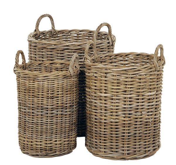 Un trio de paniers à linge en rotin tressé. H 45 à 49 cm x diamètre 34 à 53 cm. 175 €. La Maison Cassette. www.lamaisoncassette.com