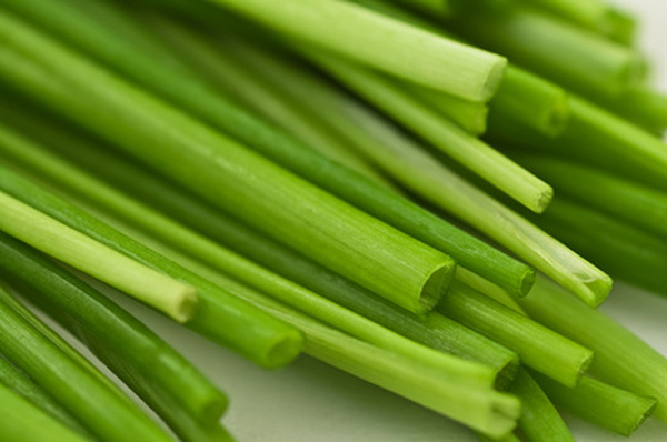 Ciboulette : taillez vos plants de ciboulette une fois par semaine pour en stimuler la pousse.