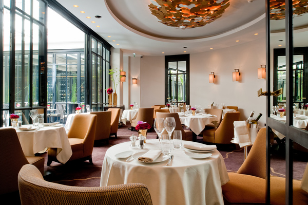 Une salle élégante et confortable, ou une terrasse calme pour un doux moment gourmand !