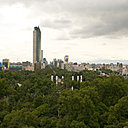 Une végétation luxuriante entoure l’hôtel, le séparant ainsi de l’activité de la ville.