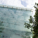 L’hôtel Habita est caractérisé par cette façade en verre qui laisse pénétrer la lumière naturelle.